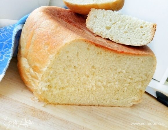 Готовый хлеб достаем из мультиварки, накрываем полотенцем и даем остыть. Вот такой хлеб получается!