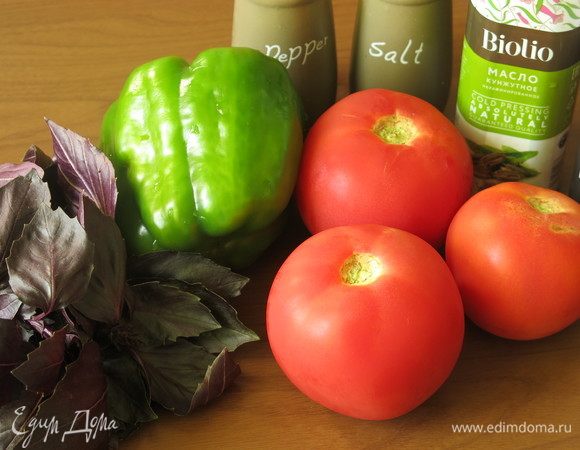 Подготовим продукты — томаты розовые, базилик фиолетовый, перец зеленый, шрот, масло растительное, соль, перец молотый.