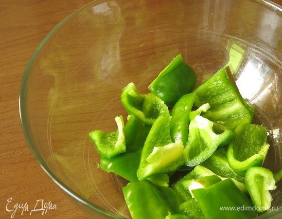 Перец чистим от семян, нарезаем.