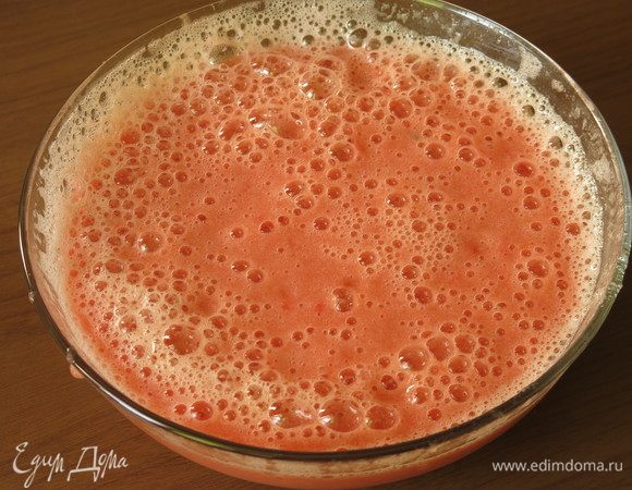 Отдельно измельчаем томаты.