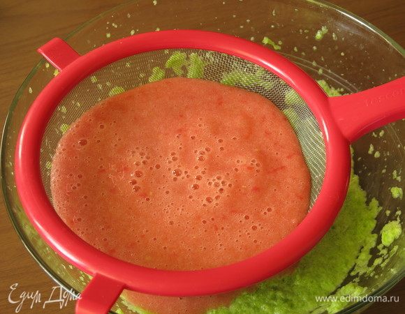 Перетираем томаты к перцу.