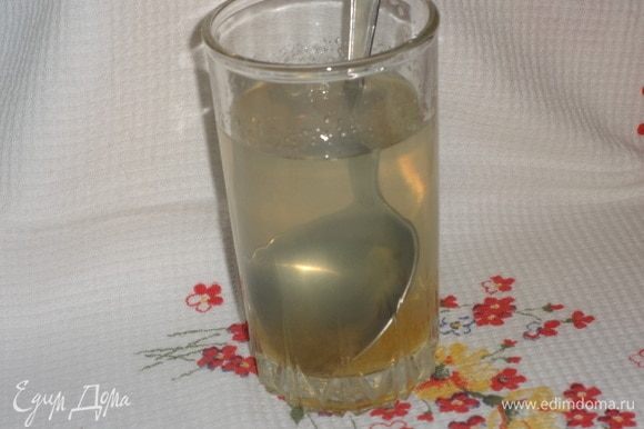 В стакан с водой комнатной температуры всыпать порошок желатина, размешать. Дать постоять 20–25 мин.