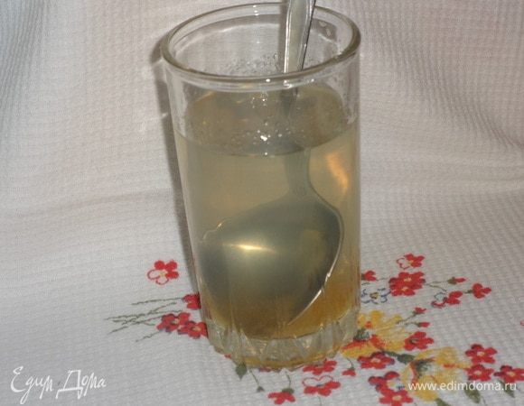 В стакан с водой комнатной температуры всыпать порошок желатина, размешать. Дать постоять 20–25 мин.