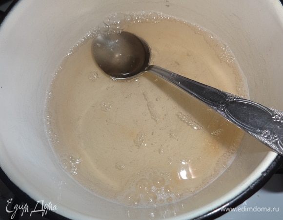 Вылить раствор желатина в кастрюльку, поставить на огонь, довести до кипения, помешивая. Не кипятить! Снять кастрюлю с огня и остудить до комнатной температуры. Для более быстрого остывания можно поставить кастрюлю в чашку с холодной водой.