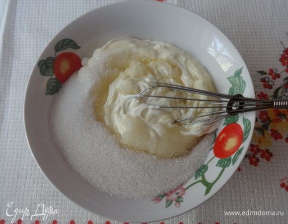 Сметану соединить с сахаром и ванилином. Взбить до однородности.