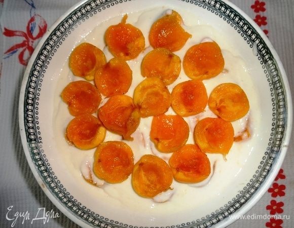 Далее — сметанно-желатиновый слой, опять слой абрикосов и т. д., пока не закончатся фрукты и сметанная масса. Верхним слоем должна быть сметанная масса. Поставить желейный торт в холодильник до полного застывания, минимум на 1 час.