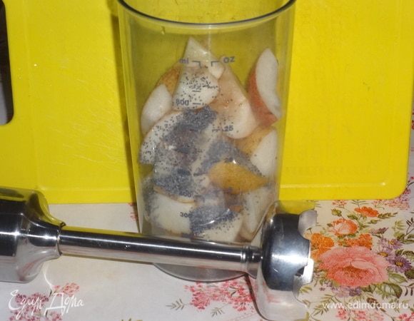 В блендер загрузить кусочки груш, добавить мак. Измельчить в пюре.