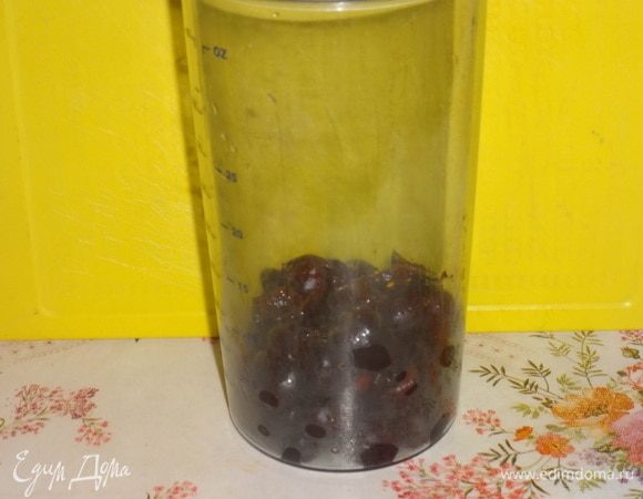 Черешню положить в блендер и пюрировать. Пюре из черешни налить в стаканы поверх овсяных хлопьев.