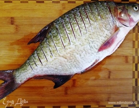 Леща почистим, вынем все внутренности, удалим жабры. Сделаем частые надрезы по спинке.