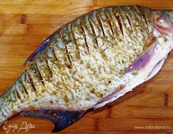 Солим, перчим, посыпаем прованскими травами снаружи и внутри. Поливаем соком половинки лимона.
