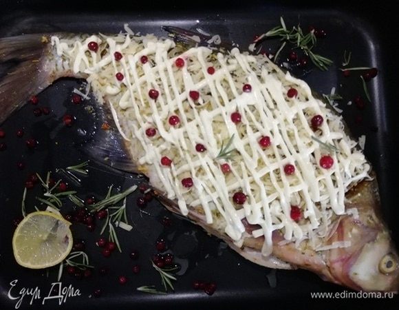 Декорируем легким майонезом и выкладываем ягоды брусники. Отправляем в духовку на 40 минут, температура — 180⁰С.