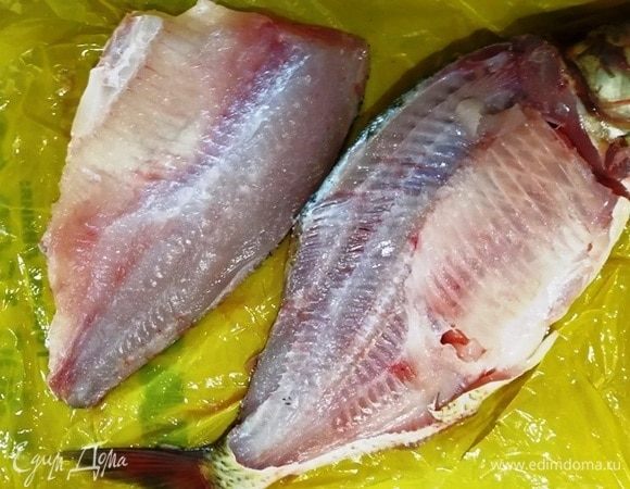 А пока крупный лещ запекается, займемся двумя поменьше. Разделываем их на филе. Показывать не буду, это довольно просто.