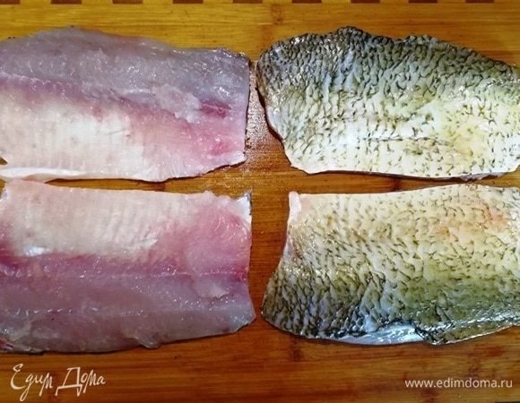 У нас получилось 4 заготовки. При помощи пинцета необходимо удалить все мелкие косточки. Жарить будем недолго, они не успеют раствориться в рыбе.