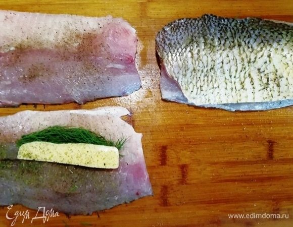 Солим и перчим филе с двух сторон. На одну половинку укладываем кусочек сыра и укроп. Накрываем второй половинкой.