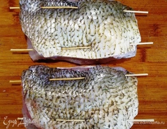 Прошиваем половинки между собой деревянными шампурами.