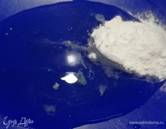 Для кляра нам понадобится белок 1 яйца и крахмал. По желанию, посолите кляр.