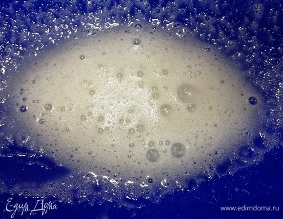 Немного взбиваем венчиком.