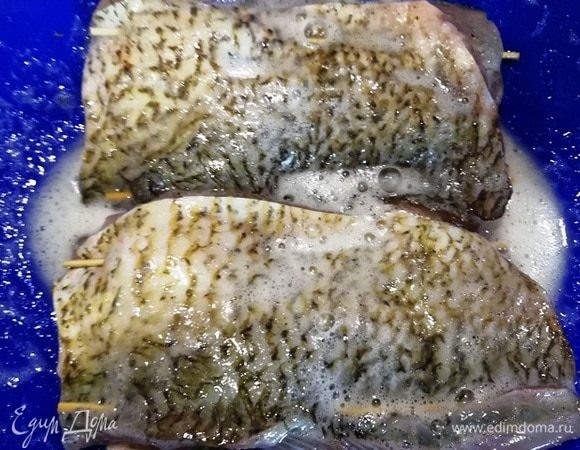 Выкладываем филе в кляр, пусть полежит, пока разогреваем масло в сковороде.