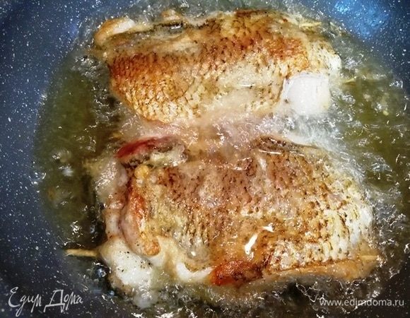 Обжариваем леща в большом количестве масла на среднем огне с двух сторон до золотистого цвета.