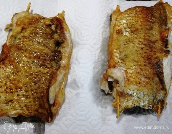 Выкладываем рыбу на бумажные полотенца и вынимаем шампуры. Перед подачей нарезаем порционными кусочками.