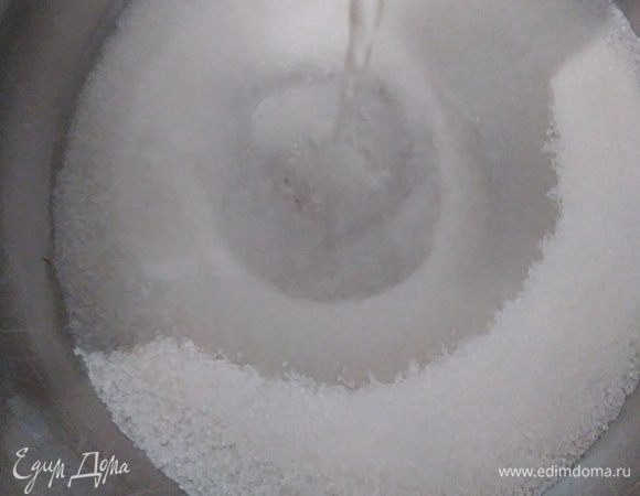Сварить сироп из сахара и воды. Остудить до комнатной температуры.
