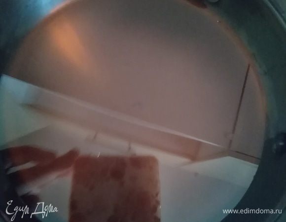 Настойку процедить, отжать и пропустить через несколько слоев марли. Влить остывший сахарный сироп, хорошо перемешать.