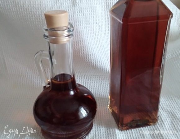 Разлить по бутылкам, закрыть крышками и убрать снова настаиваться на 7–10 дней. Если появился осадок, процедить снова через несколько слоев марли. У меня осадка не было.