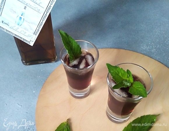 Сладкая ароматная настойка готова! Добавить кубики льда и газировку и получится замечательный летний коктейль. Хранить настойку в холодильнике.