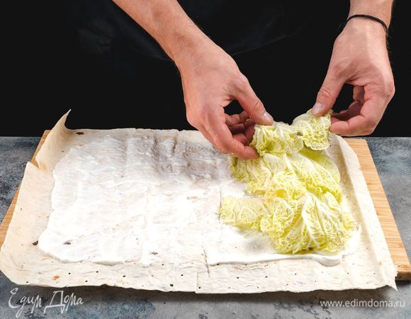 Следующую полосу выложите из листьев пекинской капусты, расположите листья немного внахлест.