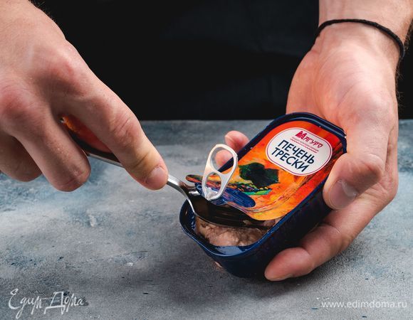 С печени трески ТМ «Магуро» слейте лишнее масло, разомните печень вилкой.