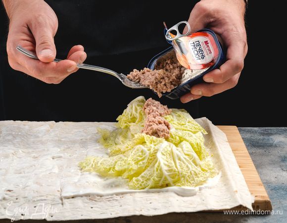 Выложите печень полоской салатные листья.