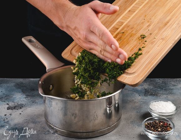 Чеснок порубите, измельчите укроп. В растопленное сливочное масло добавьте зелень, чеснок и специи.