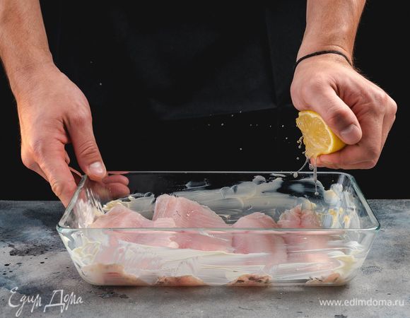 Рыбное филе сбрызните лимонным соком.