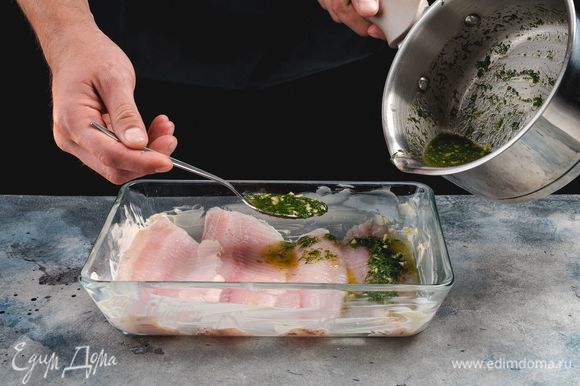 Полейте тилапию ароматным соусом и запекайте ее в предварительно разогретой до 190°С духовке в течение 30 минут.