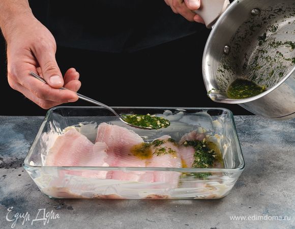 Полейте тилапию ароматным соусом и запекайте ее в предварительно разогретой до 190°С духовке в течение 30 минут.