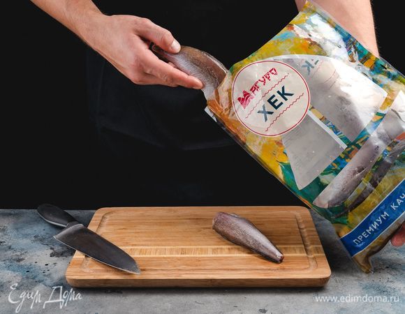 Разморозьте и промойте тушки хека ТМ «Магуро».