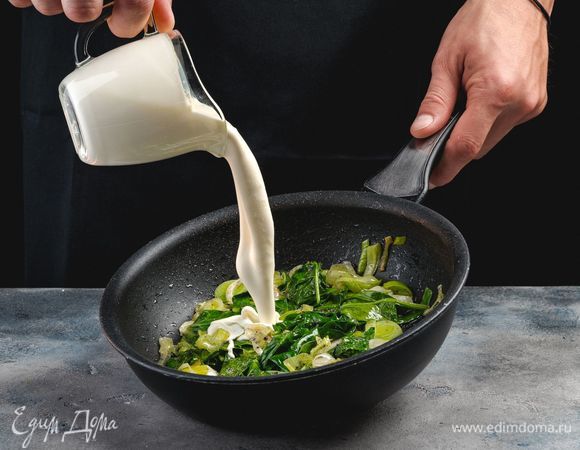 Лук-порей и шпинат слегка обжарьте на оливковом масле. Залейте получившуюся массу сливками и тушите на медленном огне 5 минут.