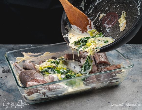 Снимите сливочный соус с огня. Залейте хека соусом со шпинатом и запекайте рыбу в предварительно разогретой до 190°С духовке в течение 30-40 минут.