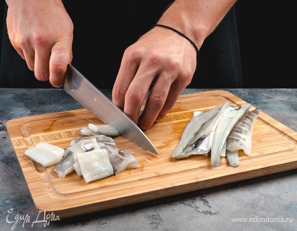 Разделайте тушки, отделите филе и нарежьте рыбу кусочками.