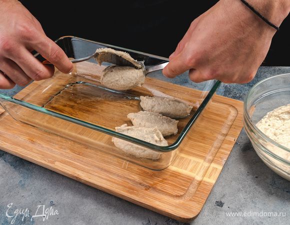 Форму для запекания смажьте оливковым маслом, сформируйте биточки и выложите в форму. Сбрызните заготовки оливковым маслом.