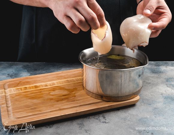 Налейте в кастрюлю воды, посолите, добавьте перец горошком и лавровый лист. Доведите до кипения и поочередно окунайте каждое филе кальмара на 10 секунд в кипящую воду. Готовые кальмары обсушите.<br />
 