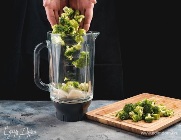 Филе кальмаров и брокколи нарежьте кусочками. Измельчите в блендере. Тем временем хорошо взбейте белки.<br />
 