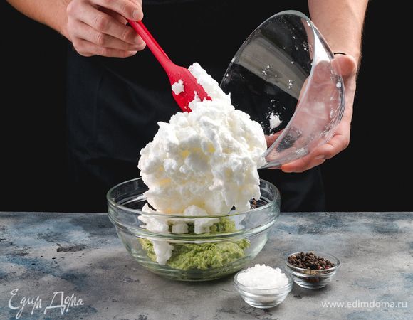 Соедините взбитые белки, измельченную смесь кальмаров и брокколи, специи по вкусу.<br />
 