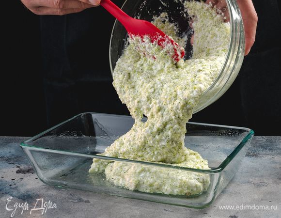 Форму смажьте оливковым маслом, выложите равномерно массу.<br />
 