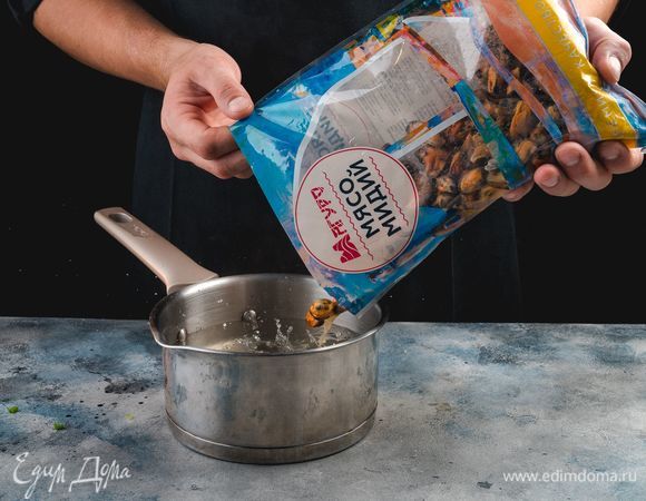 Мясо мидий ТМ «Магуро» поместите в кипящую подсоленную воду на 5 минут. Обсушите мидии и остудите.<br />
 