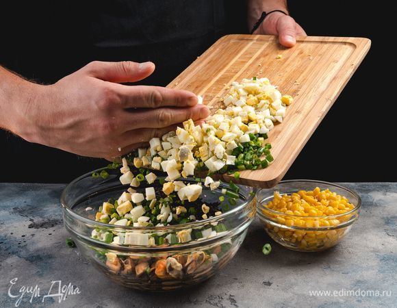 Соедините в салатнике отварной рис, яйца, мясо мидий, кукурузу и лук. Добавьте соль по вкусу и перемешайте.<br />
 