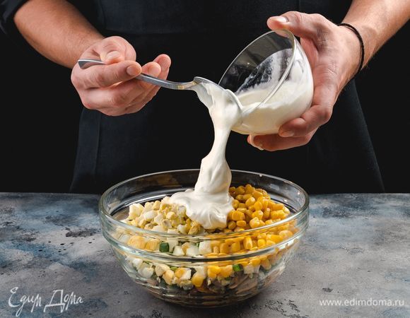 Заправьте салат сметаной и поставьте в холодильник на 30 минут.<br />
 