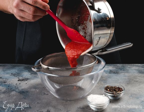 Полученную массу положите в сотейник и доведите до кипения. Затем протрите через сито, посолите и поперчите по вкусу.<br />
 