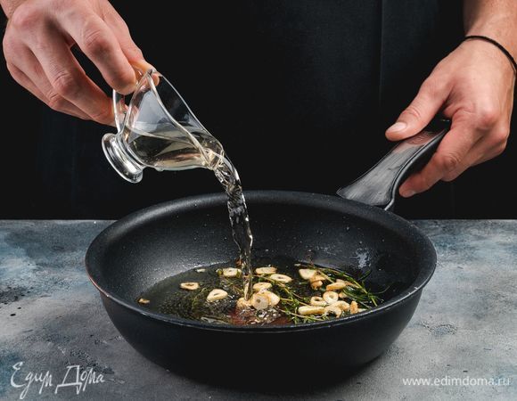 Добавьте вино, выпаривайте его 1 минуту.