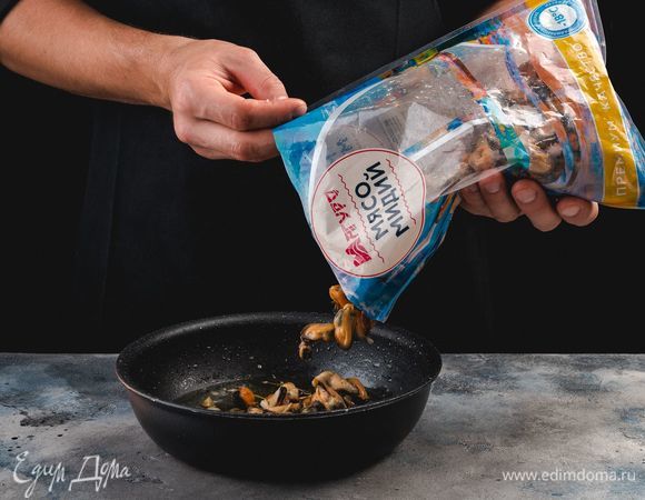 Положите в сковороду мясо мидий ТМ «Магуро», обжаривайте 1 минуту.<br />
 